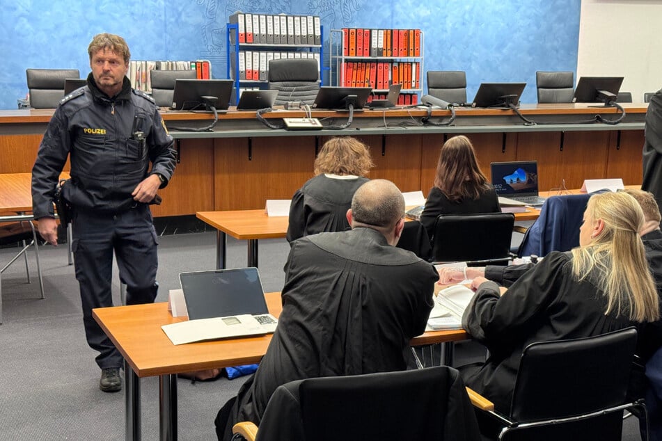 Acht Personen sind angeklagt. Die Ermittler vermuten, dass das Netzwerk jedoch größer ist als die nun Angeklagten.