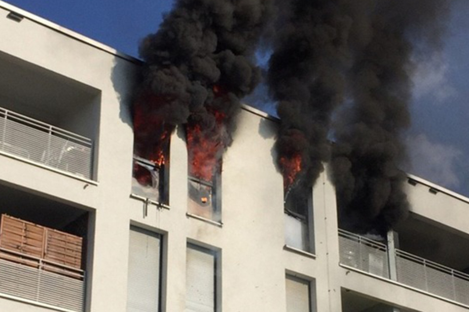 München: Flammeninferno verschlingt Wohnung: Rettung für Mann (†75) kommt zu spät