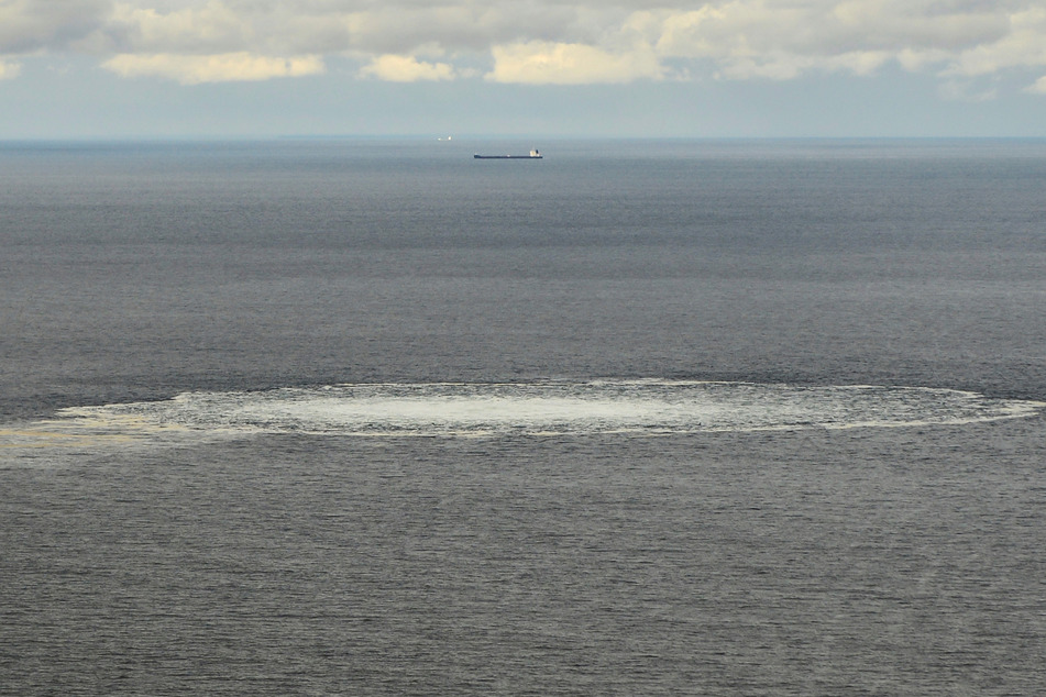 Auf diesem von den dänischen Streitkräften zur Verfügung gestellten Foto sind Blasen und Strudel auf der Wasseroberfläche über einem Gasleck in der Ostsee zu sehen.