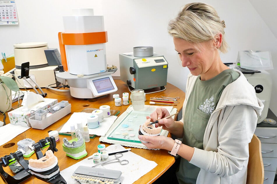 In Teil- oder Vollzeit arbeiten hier die Zahntechniker/ Zahntechnikermeister (m/w/d) direkt am Produkt.