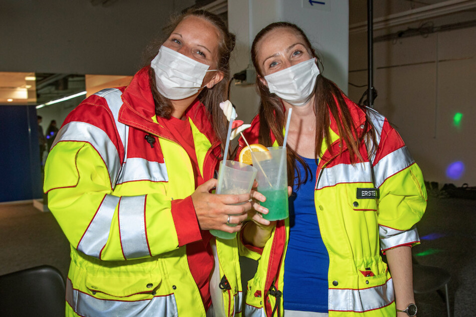 Zwei Rettungssanitäterinnen stoßen nach der Impfung bei einem Late-Night-Impf-Event in Solingen an.