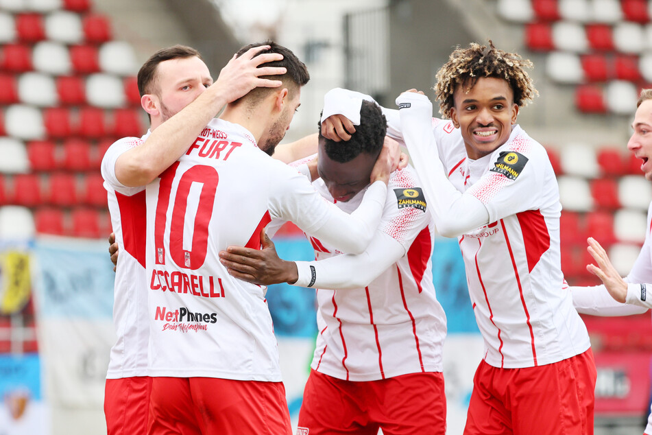 Rot-Weiß Erfurt hat nach 28 Spieltagen nach wie vor Grund zu jubeln - sie führen gemeinsam mit Energie Cottbus die Tabelle der Regionalliga Nordost an.