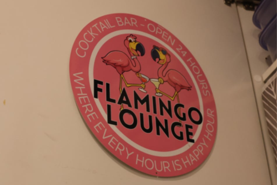 In seiner Küche hatte Taylor ein Schild mit der Aufschrift "Flamingo Lounge" an der Wand hängen.