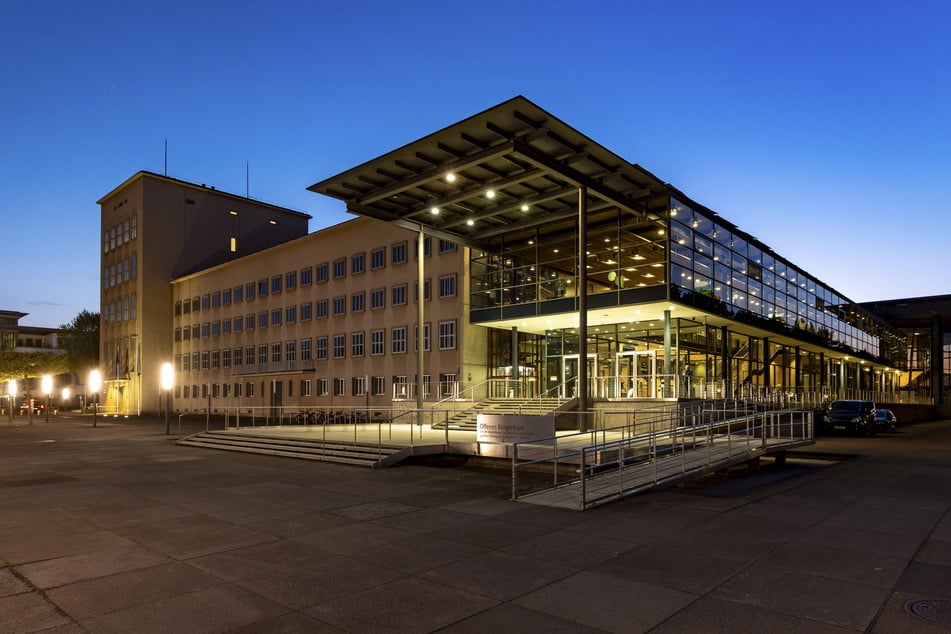 Der Landtag besteht aus einem alten und einem neuen Gebäudekomplex. Der Neubau wurde von dem Dresdner Architekten Peter Kulka entworfen und 1993 offiziell eingeweiht.