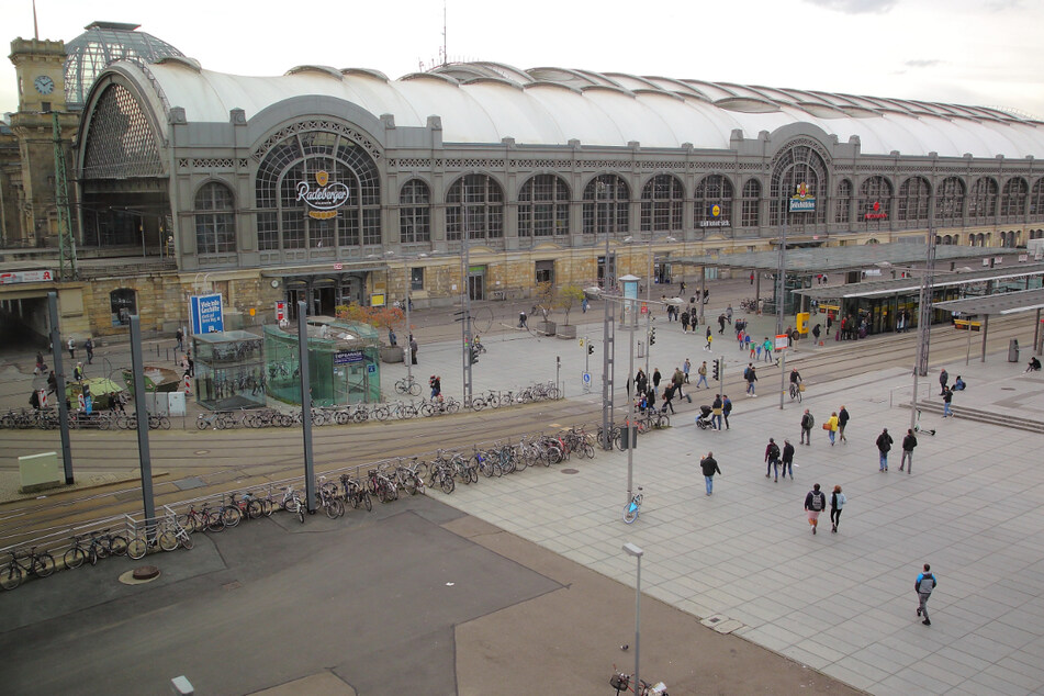 Im Haltestellenbereich des Wiener Platzes direkt nördlich vom Dresdner Hauptbahnhof hat die sexuelle Belästigung begonnen.
