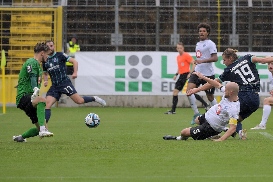SV-Waldhof-Keeper Jan-Christoph Bartels (l.) wird in dieser Szene von Fynn Lakenmacher (r.) geprüft. Später sollte der Löwen-Stürmer das 2:0 erzielen.