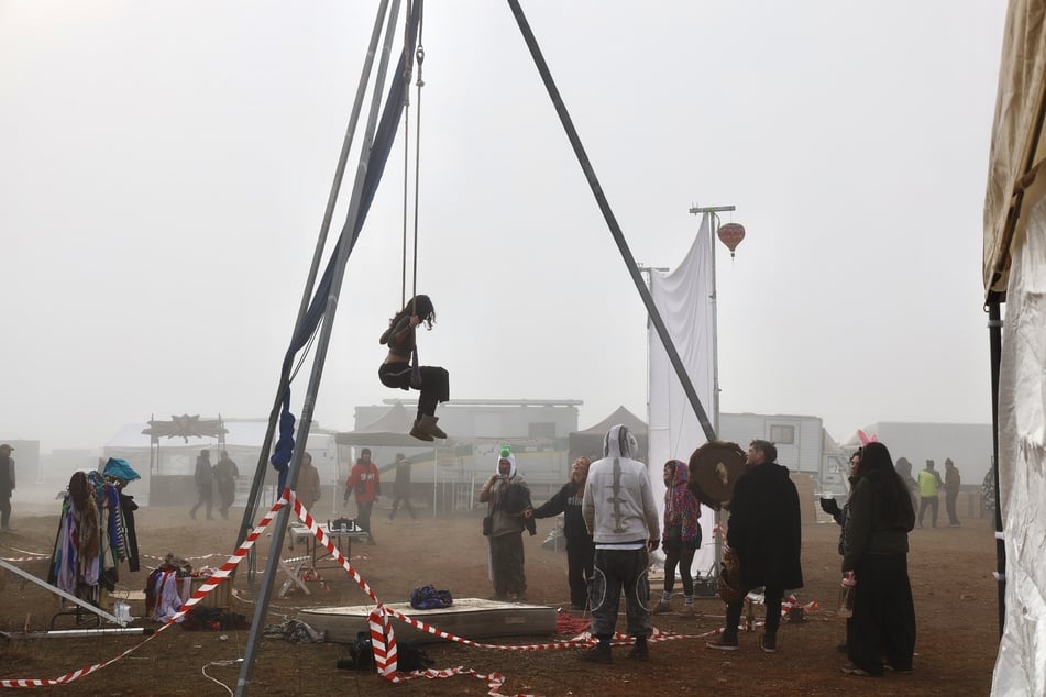 In addition to the numerous stages, visitors to the techno rave can also watch rope acrobats.