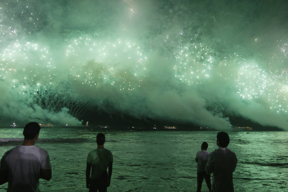 Von zwölf Flößen aus wurde vor dem Strand der Copacabana in Rio de Janeiro ein zwölfminütiges Feuerwerk abgeschossen.