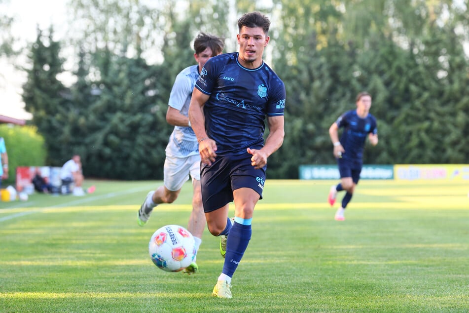Maurizio Grimaldi (23) verteilt am Donnerstag zusammen mit anderen CFC-Spielern die Mitgliederboxen.