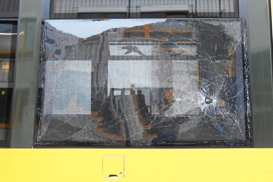 Mehrere Straßenbahnen mit Steinen beworfen: Polizei stellt Verdächtigen (16)!