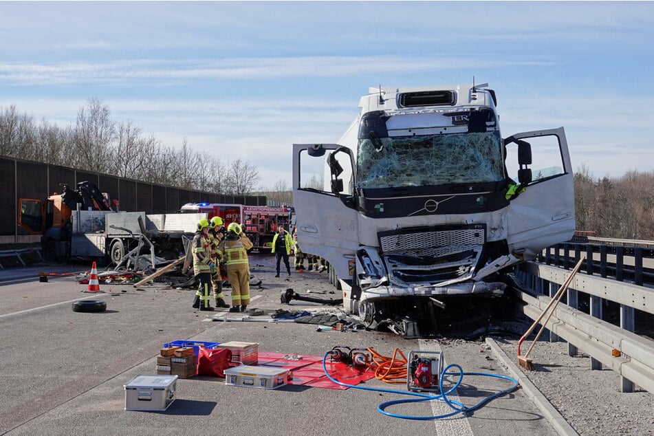 Ein Volvo-Sattelzug krachte am Montagmittag nahe Wilsdruff in die Mittelleitplanke.