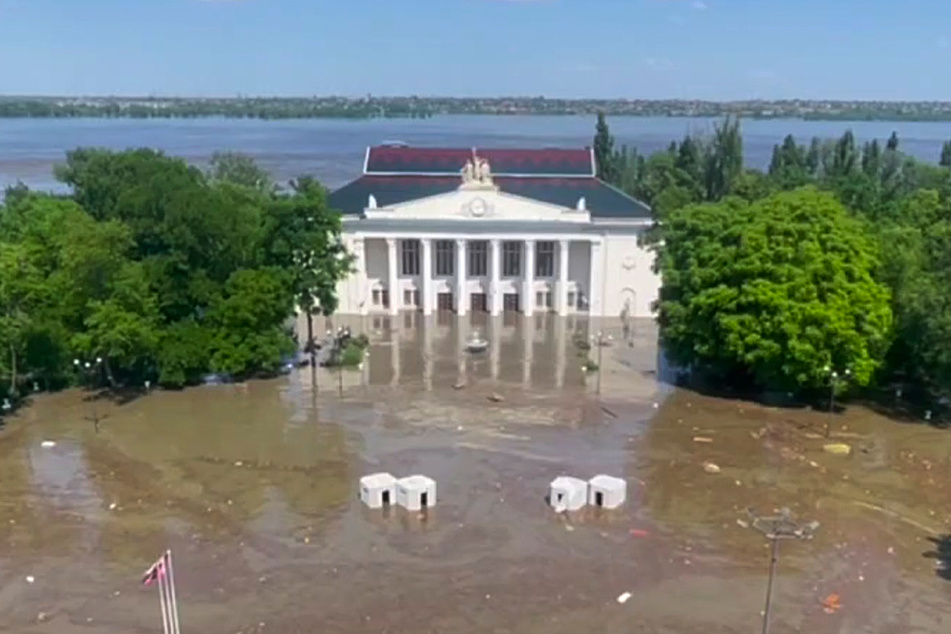 In Folge der Staudamm-Zerstörung wurden weite Gebiete am Dnepr Ufer von einer Flutwelle überrollt.