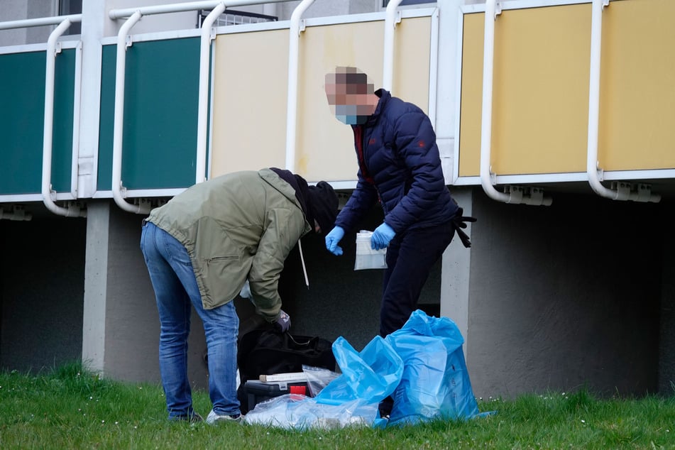 Ein Tatverdächtiger (29) warf vor Angst ein Tütchen aus dem Fenster. Die Beamten stellten es sicher. Darin befand sich etwa 3,5 Kilogramm Marihuana.