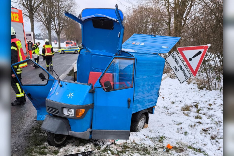 Der Fahrer musste aus dem Wrack geschnitten werden.