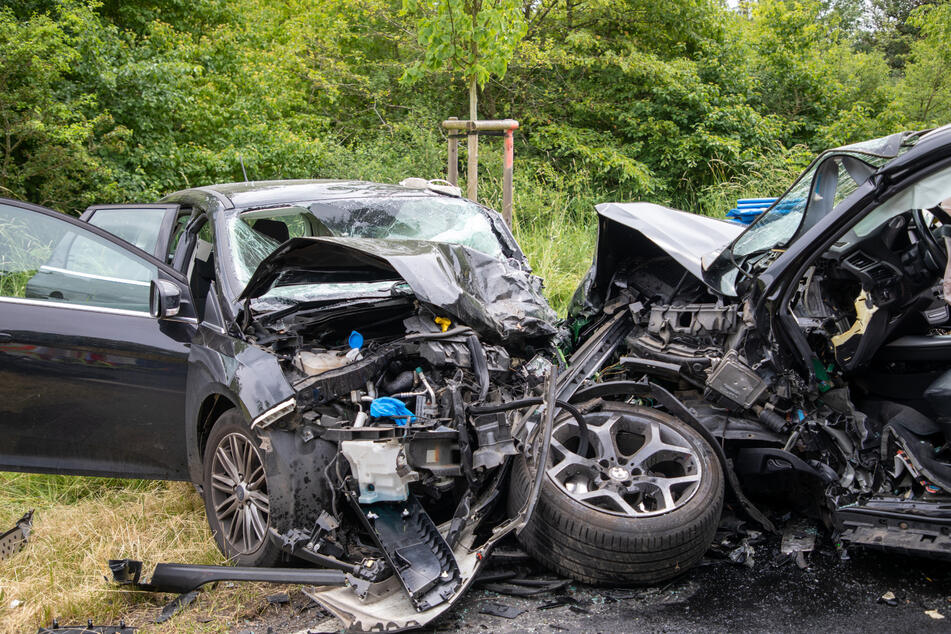 Frontal-Crash in Mittelhessen: Vier Personen schwer verletzt, darunter zwei Kleinkinder