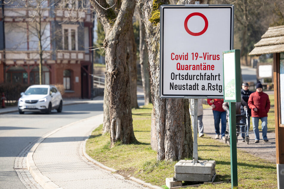 Ein Schild weist auf die wegen "Covid 19-Virus Quarantäne" gesperrte Ortsdurchfahrt von Neustadt am Rennsteig hin. Im März stand die gesamte Ortschaft unter Quarantäne.