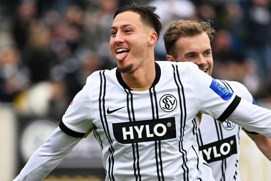 Für Younes Ebnoutalib (22) ging ein Traum in Erfüllung. Der Stürmer darf sich den Dress von Eintracht Frankfurt überstreifen.
