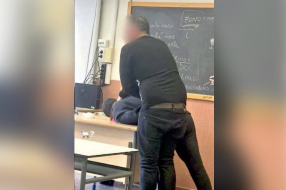 Der Lehrer soll einen Schüler über den Tisch gebeugt haben, um an ihm eine Art sexuelle Handlung zu demonstrieren.