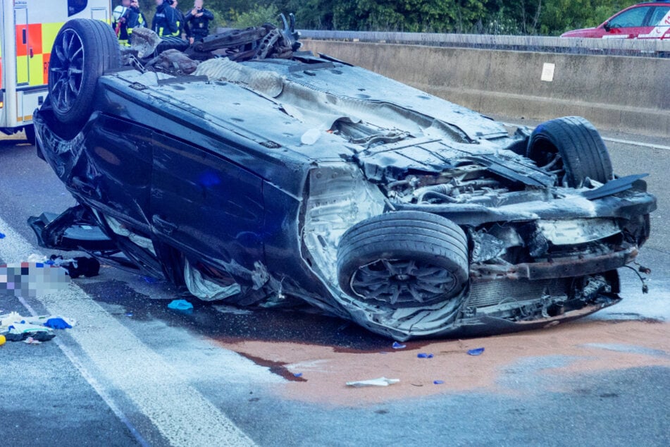 Heftiger Unfall auf A7: BMW-Fahrer stirbt, junge Frau schwer verletzt in Klinik