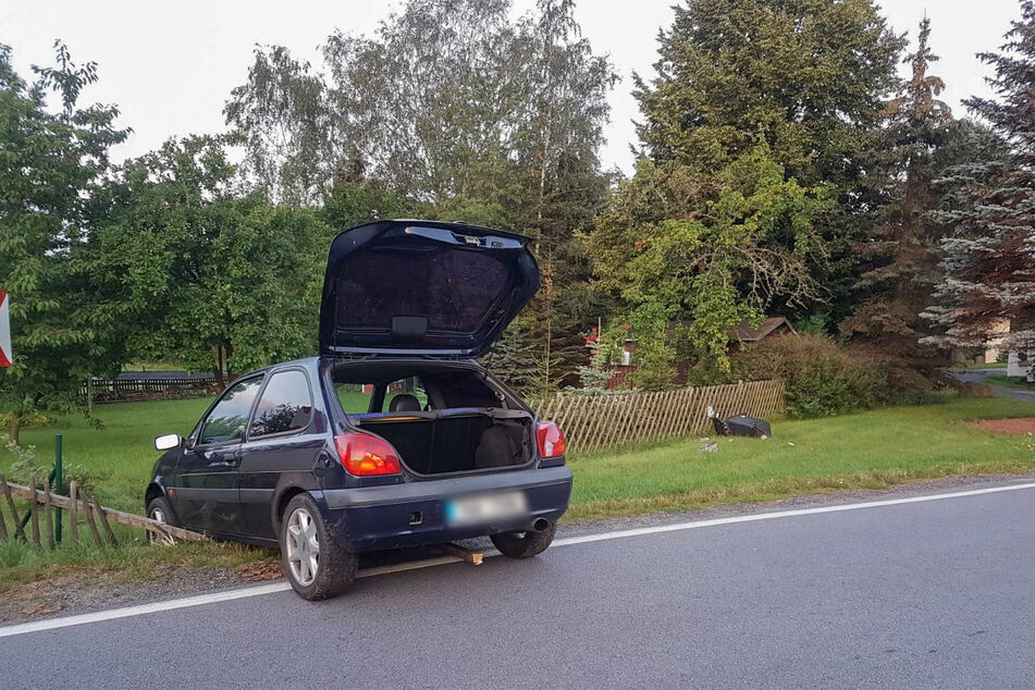 Bei dem Unfall entstanden 10.000 Euro Sachschaden, offensichtlich musste auch eine Mülltonne (rechts im Bild) dran glauben.