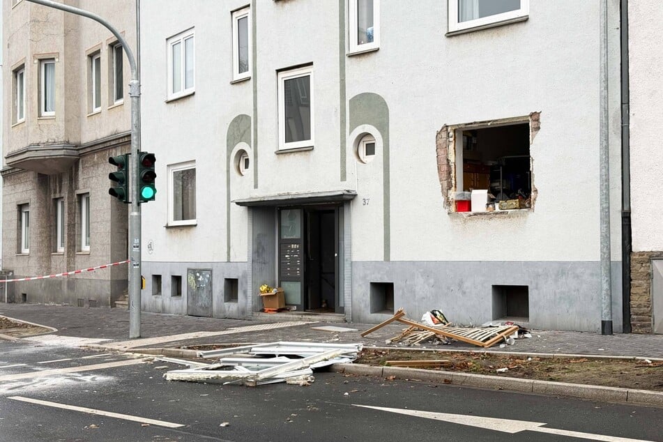 Bei der Explosion wurde ein Fenster völlig zerstört.