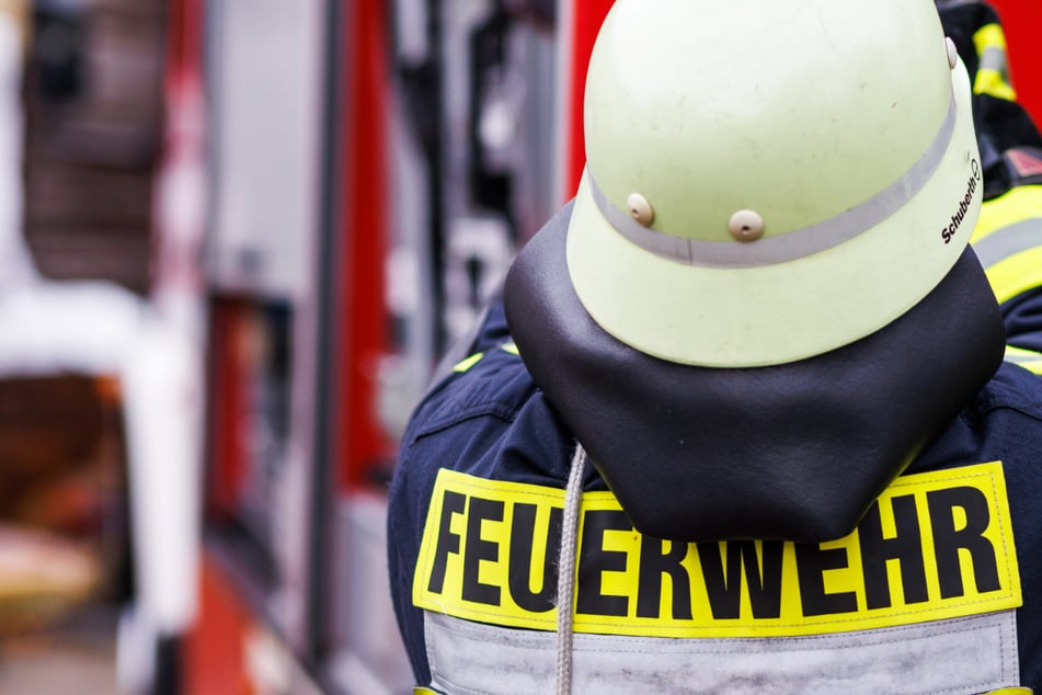 Feuerwehrkräfte rückten an, um einen aufgerissenen Autotank abzupumpen - hierdurch verzögerten sich die Bergungsmaßnahmen. (Symbolbild)