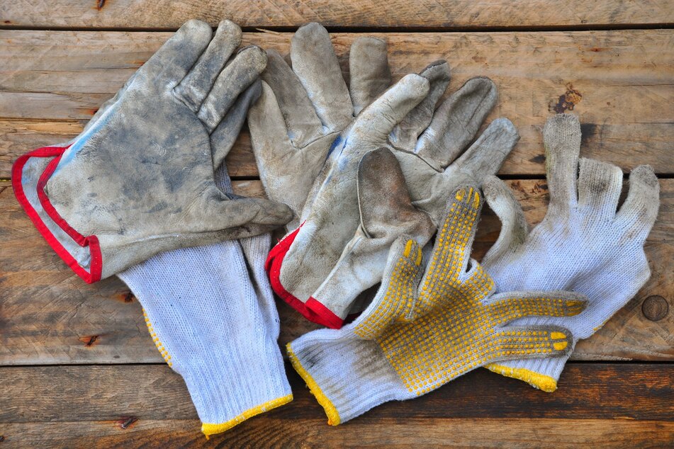 Schmutzige Gartenhandschuhe können in der Regel per Hand oder bei 30 Grad in der Waschmaschine gewaschen werden.