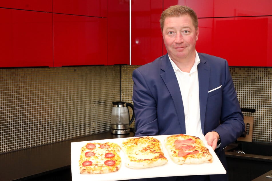 Brandneu: Die "Pinsa Romana" aus der Bäckerei Emil Reimann. Vertriebsleiter Thomas Woigk (50) will sie möglichst in alle Supermärkte landauf, landab bringen.