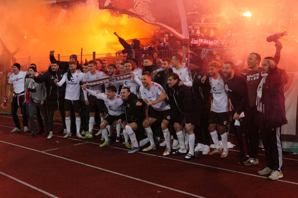 Nach dem Achtelfinalsieg gegen den FC Homburg ließen sich die Spieler des FC St. Pauli von den mitgereisten Fans feiern.