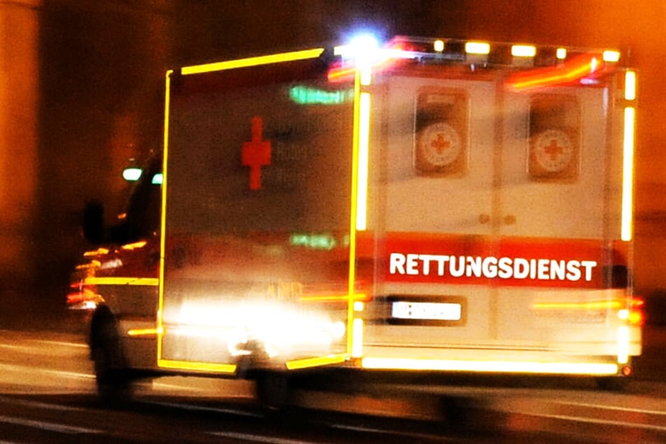 Rettungskräfte brachten den Mann (66) in eine Klinik. (Symbolbild)