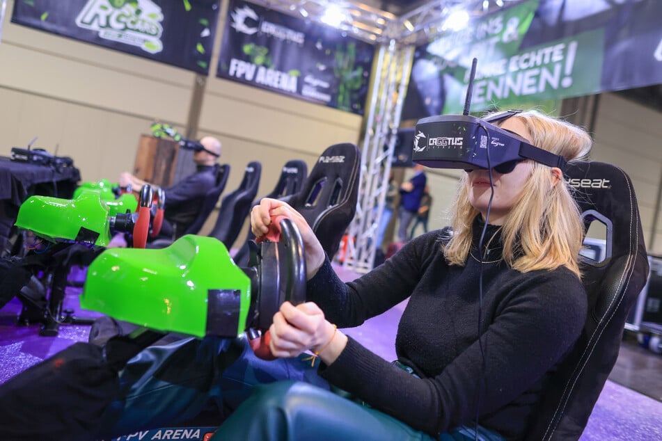 In der sogenannten FPV-Arena konnten Besucher über eine VR-Brille Platz in einem Spielzeugauto nehmen und dieses per Lenkrad durch die Arena steuern.