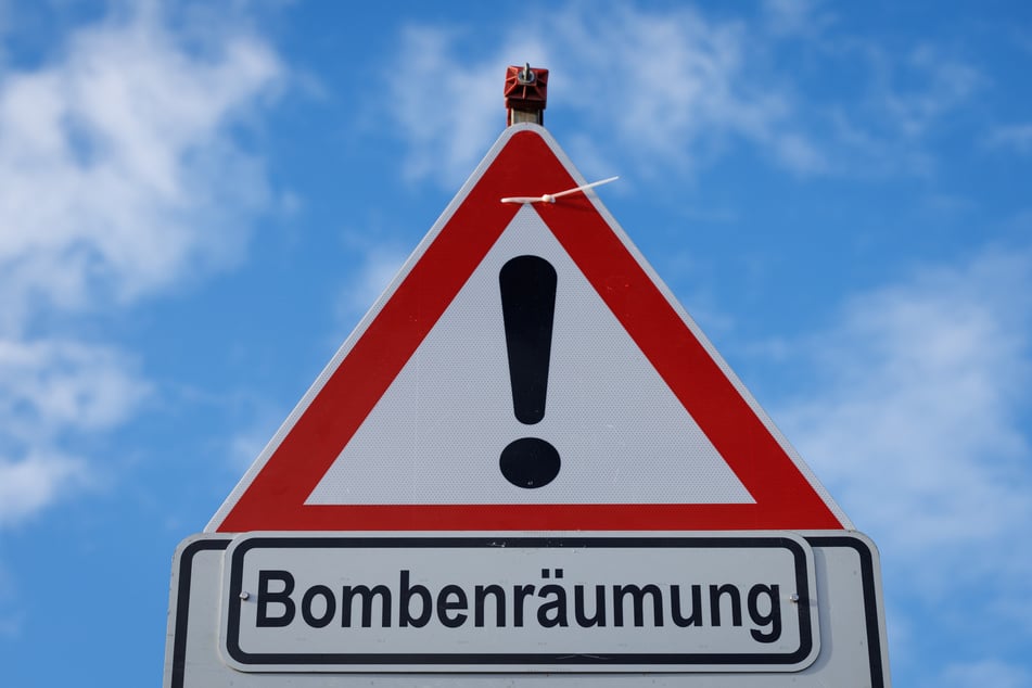 In Schönkirchen wird die Fliegerbombe aus dem Zweiten Weltkrieg erst am Sonntag entschärft. (Symbolfoto)