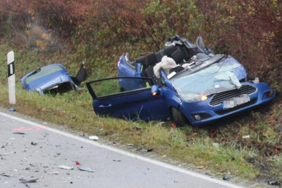 Von dem Fahrzeug der 51-Jährigen blieb nach dem Unfall auf der Staatsstraße 2119 in Bayern nur ein völlig zerstörtes Wrack übrig.