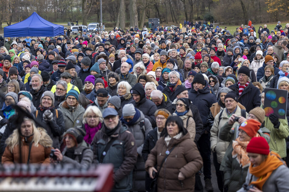 Mehrere hundert Menschen haben sich am ersten Advent für eine Friedensdemonstration in Köln versammelt.