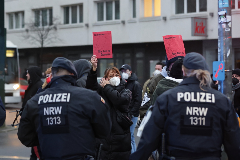 Tausende marschieren bei Corona-Demo durch Düsseldorf: SPD organisiert Gegenprotest