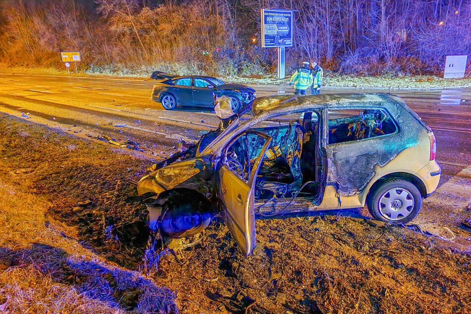 Der Mann konnte aus dem VW gerettet werden, bevor der Wagen Feuer fing.