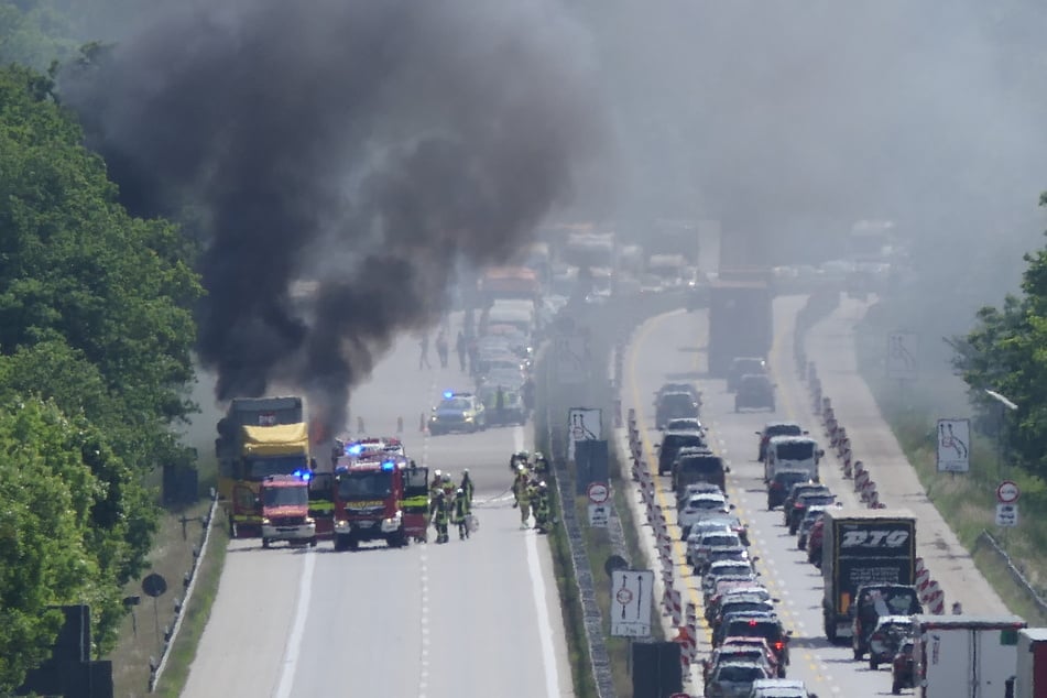 Eine schwarze Rauchwolke steigt von der A14 empor.