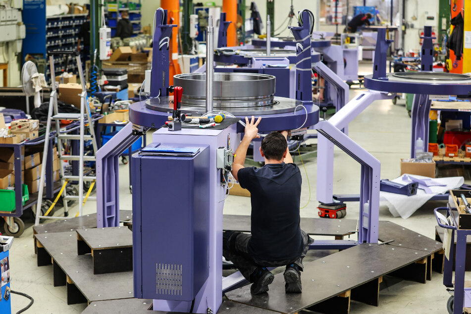 Ein Mitarbeiter eines Chemnitzer Maschinenbauers montiert eine Großrundstrickmaschine. Nach der Corona-Krise ist Sachsens Arbeitsmarkt dieses Jahr nicht zur Ruhe gekommen.