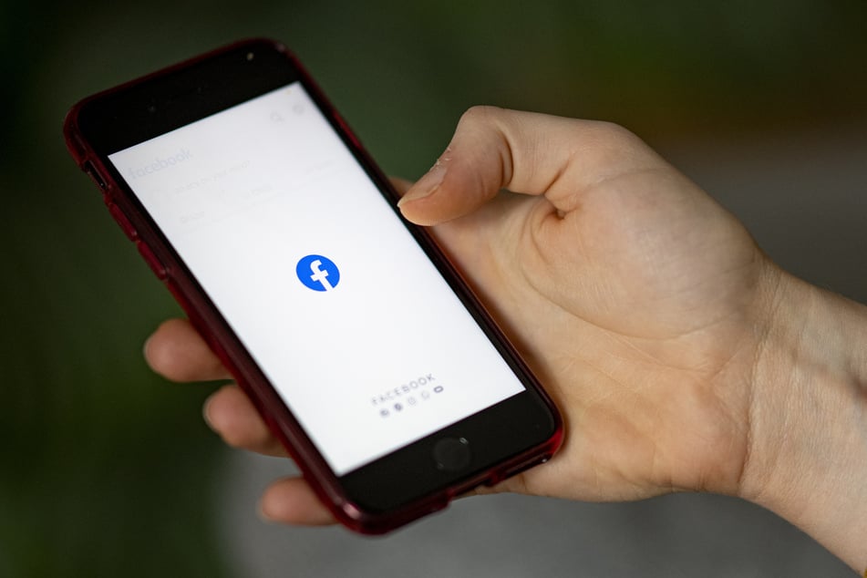 Für Facebook gelte die Berufsausübungsfreiheit, durch die das Netzwerk grundsätzlich berechtigt sei, die Einhaltung von Kommunikationsstandards vorzuschreiben, die über strafrechtliche Vorgaben hinausgingen.