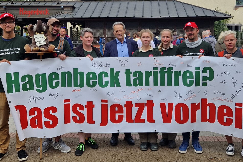 Harald Schaum (m), stellvertretender Bundesvorsitzender der IG BAU, mit den Streikenden vor dem Haupteingang des Tierpark Hagenbecks.
