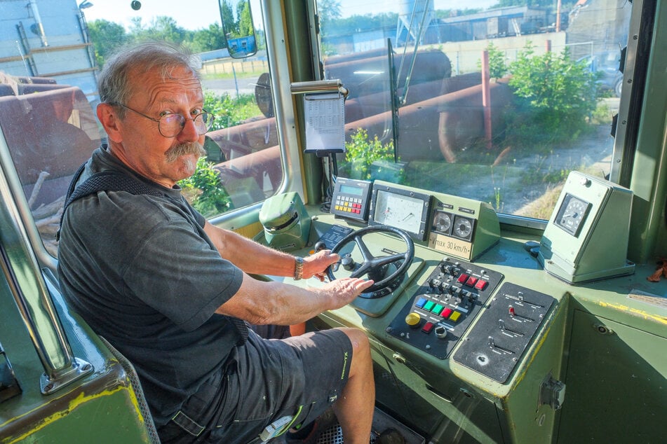 Ohne Karsten Waldenburger (67) wäre die Kohlebahn vor 30 Jahren demontiert worden. Mit viel Herzblut will er sie jetzt auch für den ÖPNV fit machen.