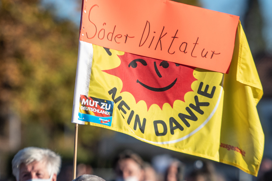 Sicherheitsbehörden sollen laut Söder einen genaueren Blick auf sogenannte Querdenker und die AfD haben. (Archiv)