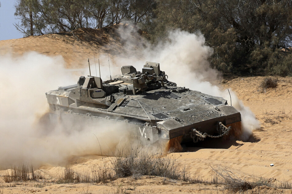 Ein israelischer Transportpanzer vom Typ Namer wie dieser wurde zerstört. Acht Soldaten verloren ihr Leben.