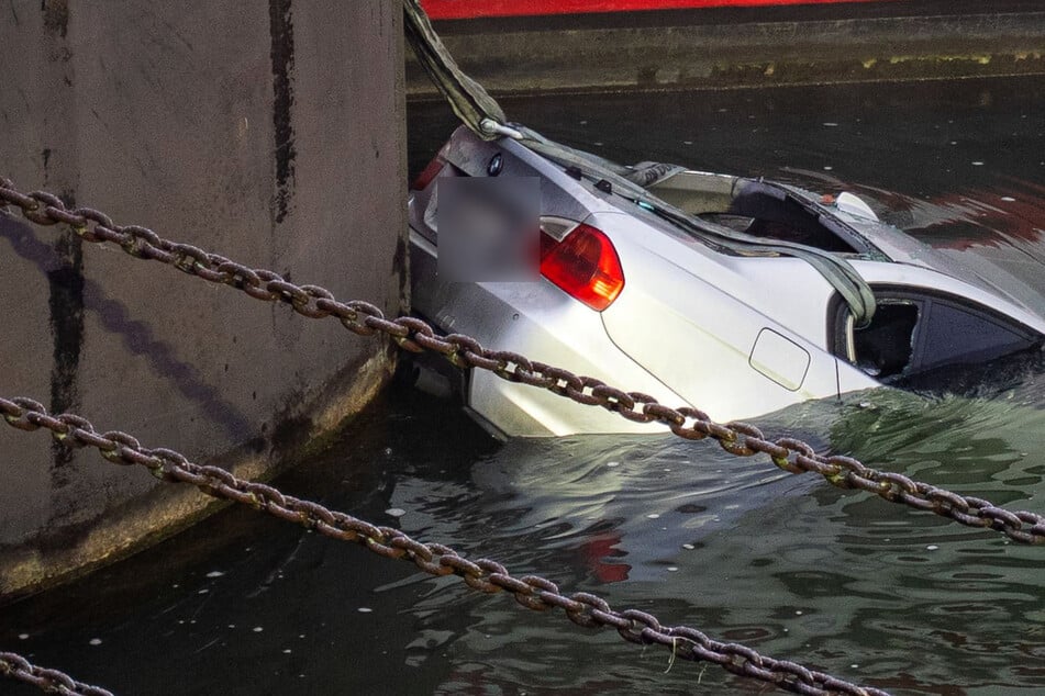 BMW macht sich selbstständig und rollt in den Rhein