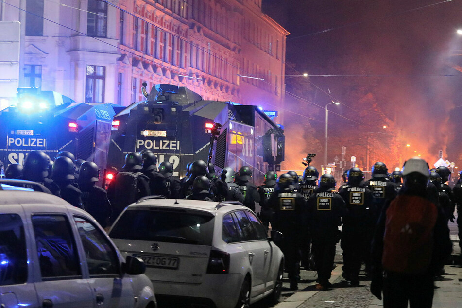 Während sich die Polizei in Leipzig auf einen Großeinsatz vorbereitet, für den auch Wasserwerfer bereitstehen, rechnet der sächsische Verfassungsschutz mit einer friedlichen Demo. (Archivbild)