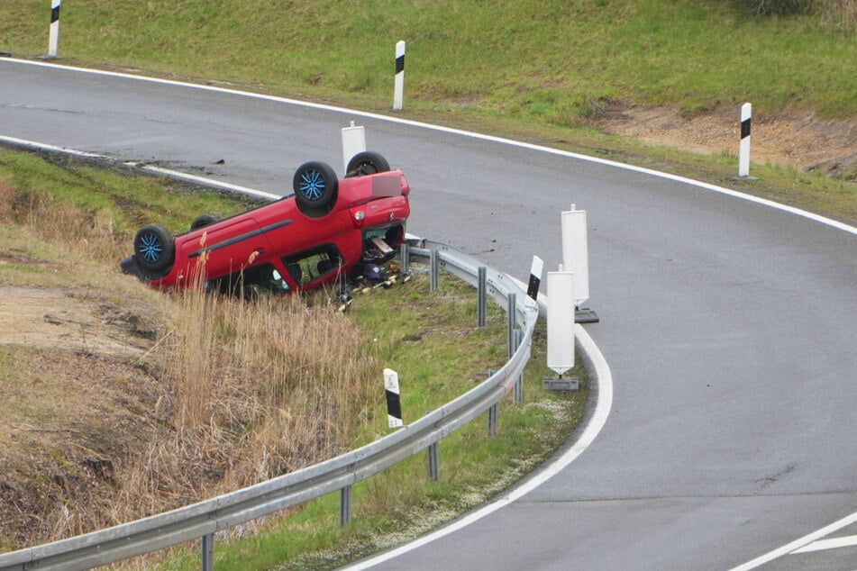 Auf der Überfahrt von der A72 zur A38 bei Leipzig ist am Sonntagnachmittag ein Clio verunglückt.