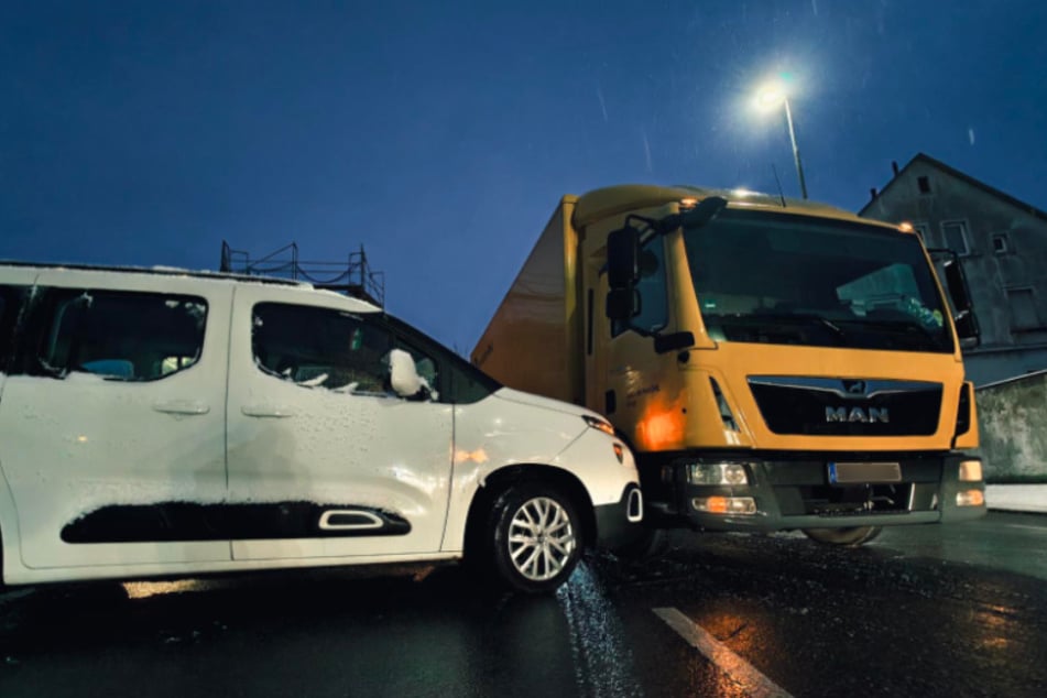 Kreuzungscrash in Chemnitz: Citroën kracht in Post-Fahrzeug