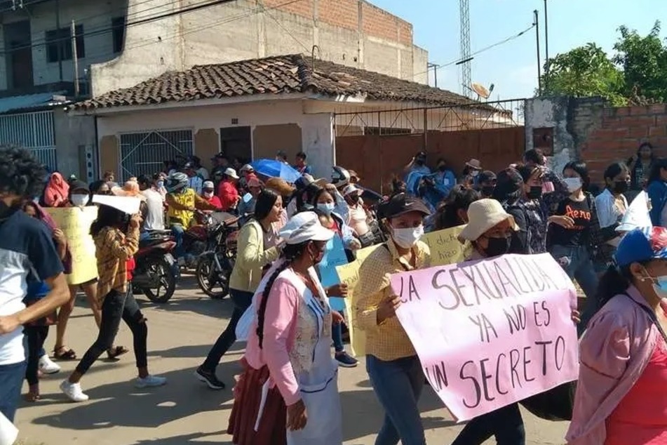 Zahlreiche Menschen demonstrierten auf den Straßen der bolivianischen Gemeinde Minero gegen die Suspendierung der beliebten Lehrerin.