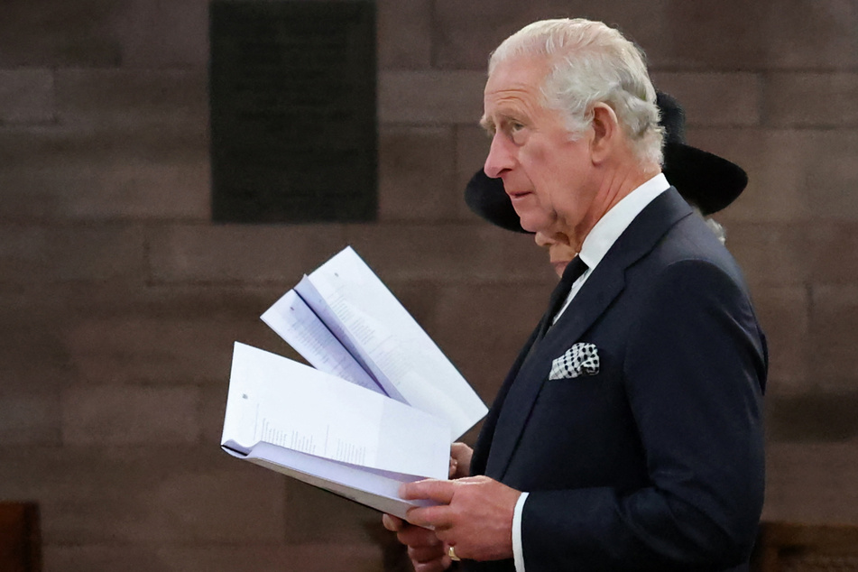 König Charles III. (73) besucht den Trauergottesdienst für die Queen in Belfast (Nordirland)
