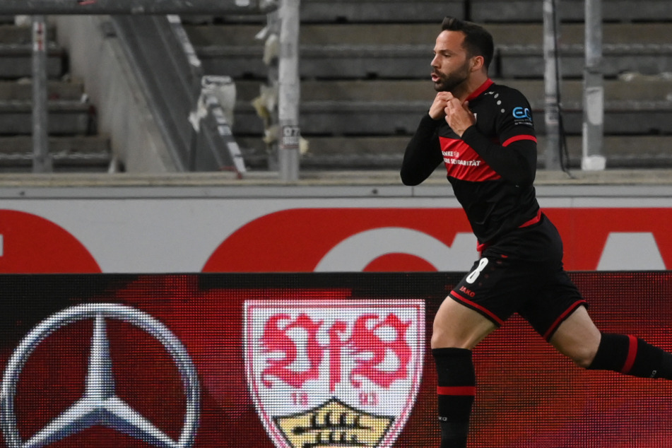 Gonzalo Castro (33) zieht sich nach seinem späten Siegtreffer zum 3:2 gegen den Hamburger SV das Trikot aus.